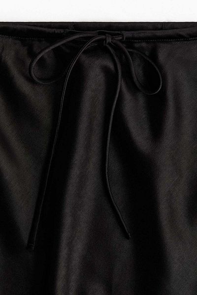 H&M تنورة من الساتان برباط