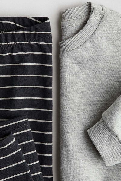 H&M طقم من قطعتين: سويت شيرت وبنطال ضيق