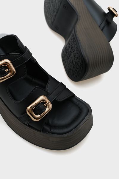 Capone Outfitters Damenhausschuhe mit Keilabsatz und doppelter Schnalle