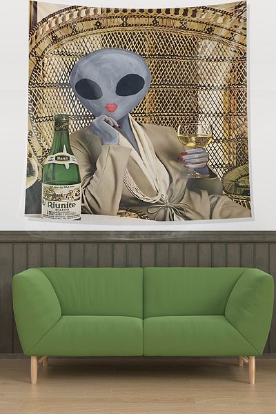 uygun dekor Tapiserie din țesătură Alien Enjoying with Nail Polish and Lipstick - Pânză de perete și covor