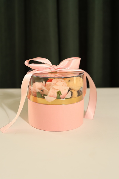 PEMBE KUTU İÇİNDE ZARİF PEMBE ÇİÇEKLER VE HARİKA AYICIK