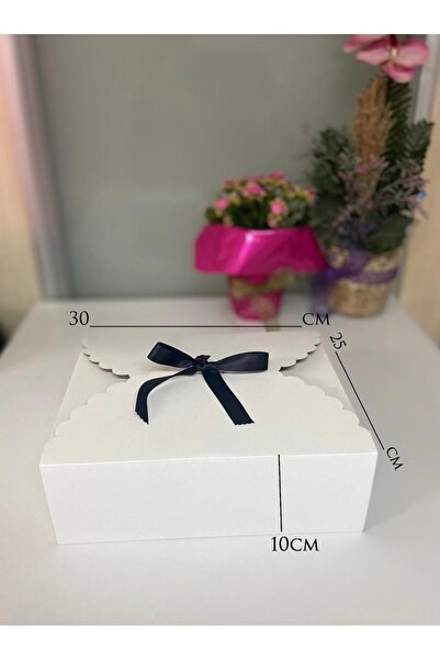 NRS BEYAZ HEDİYELİK KUTU SİYAH KURDALELİ KUTU