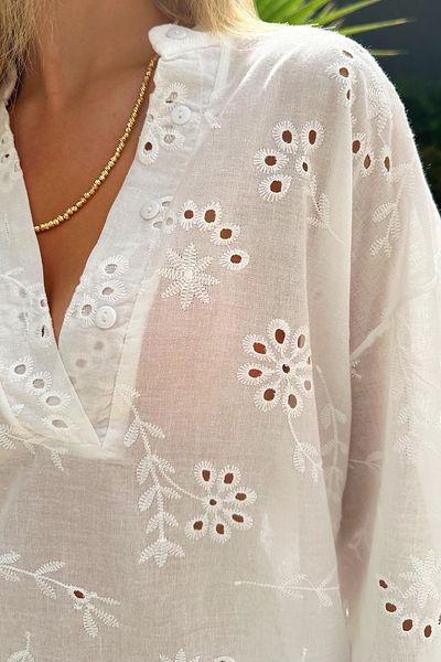 VAGGON Women's White Judge Collar Scalloped Embroidered Buttoned Woven Blouse
