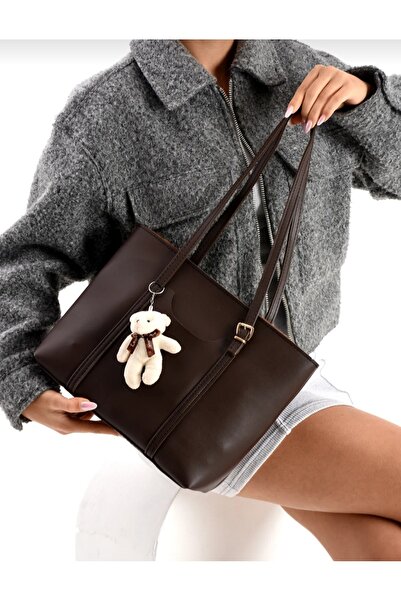 Dadacuq حقيبة يد نسائية من الجلد الصناعي مع إكسسوارات تيدي بير وحقيبة كتف باللون البني DDCQ3837