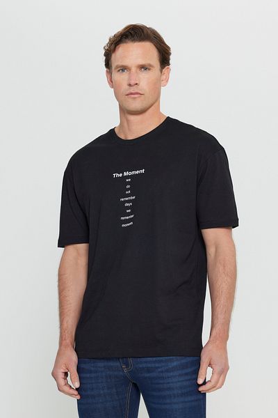 AC&Co / Altınyıldız Classics Pánské tričko DARK BLACK Long Fit Slim Fit Crew Neck 100% bavlna s potiskem