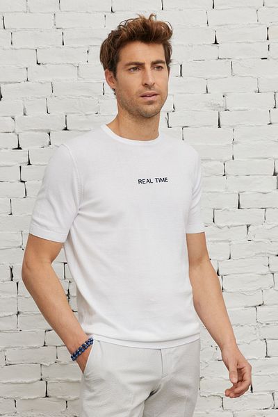 AC&Co / Altınyıldız Classics Weißes, bedrucktes Strick-T-Shirt aus 100 % Baumwolle mit normaler Passform und Rundhalsausschnitt für Herren