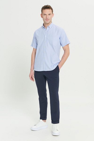 ALTINYILDIZ CLASSICS Blaues Herren-Kurzarmhemd mit bequemer Passform und weitem, entspanntem Schnitt und Knopfkragen im Dobby-Stil