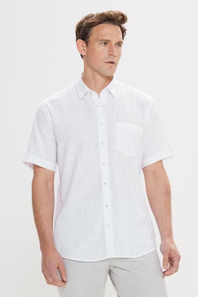 AC&Co / Altınyıldız Classics Weißes Comfort Fit Herrenhemd - Leinenoptik, 100% Baumwolle, Kurzarm, geknöpfter Kragen