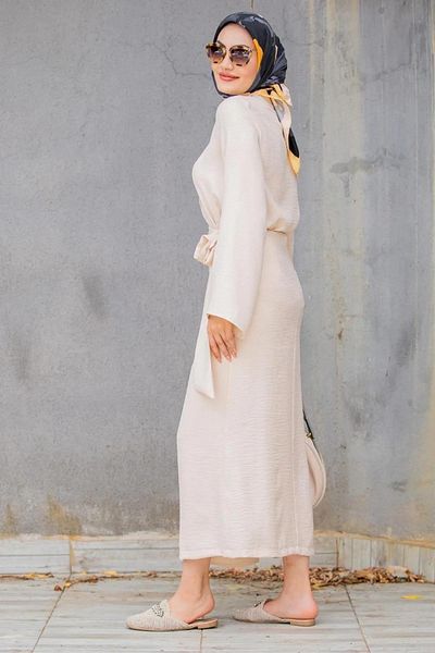 Tesettür Diyarı Γυναικεία Ρούχα Hijab - Σετ με λεπτομέρεια φούστα και πουκάμισο στο πλάι, ύφασμα Melage, κρέμα