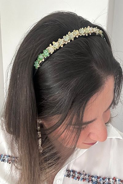 alsaccessories Culoarea neagră Coroana cu model de flori crem în mijlocul coroanei cu pietre albe pe margi Coroana de păr cu flori verzi