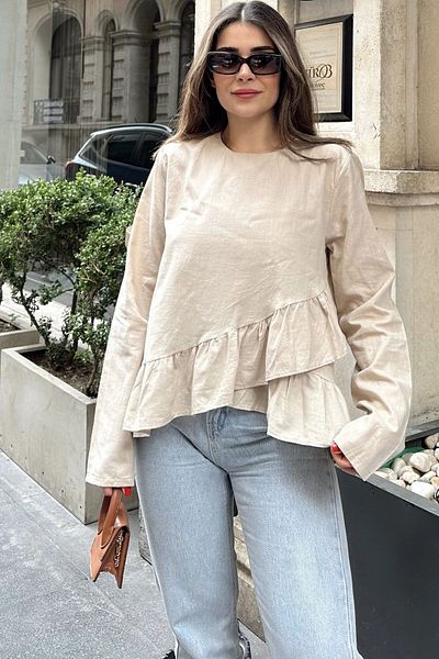 NEW LAVİVA Γυναικείο μπεζ βολάν μπροστά, στρογγυλή λαιμόκοψη, μακριά πίσω βαμβακερή φαρδιά μπλούζα