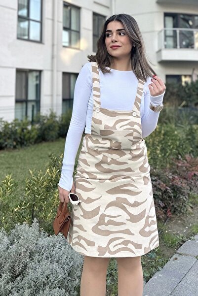 Juuuj Дамска рокля от габардин с бежов десен, широки джобове и дебели презрамки