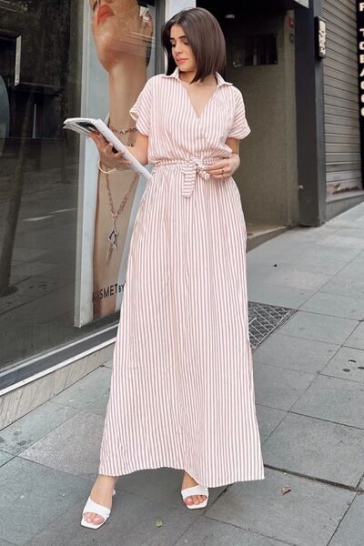 Juuuj Dusty Rose διπλό γιακά πόλο, κοντό μανίκι, ριγέ καλοκαιρινό ύφασμα, σκίσιμο, ζώνη, μάξι μακρύ φόρεμα