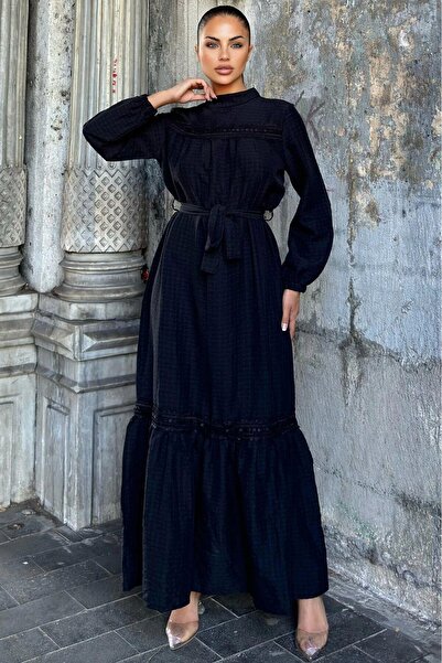 Juuuj فستان ماكسي لوتس مع حزام أسود وتفاصيل دانتيل