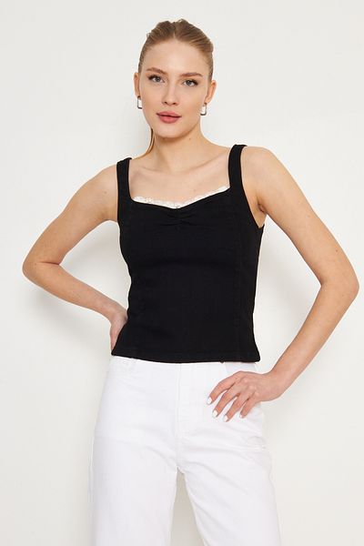 Trendyol Collection Jeansbluse mit herzförmigem Ausschnitt und schwarzer Spitze TWOSS25BZ00359