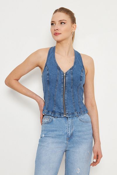 Trendyol Collection Hellblaue Neckholder-Jeansbluse mit Reißverschluss – TWOSS25BZ00068