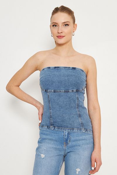 Trendyol Collection Blaue asymmetrische Jeansbluse mit trägerlosem Ausschnitt TWOSS25BZ00066