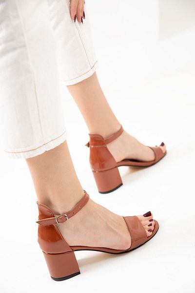 SOHO Klassische Damenschuhe mit Absatz aus hellbraunem Lackleder 14529