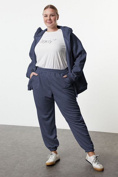 Trendyol Curve Indigo-Jogginghose mit elastischem Bein in Übergröße TBBAW23AJ00002