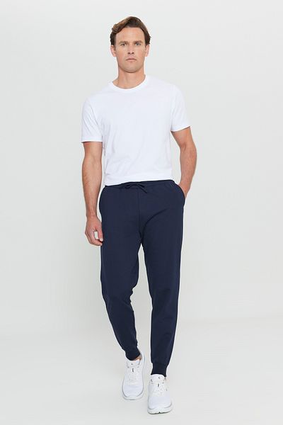 AC&Co / Altınyıldız Classics Bequeme Herren-Jogginghose aus Baumwolle in Marineblau – Standard-Passform, 2 Fäden mit Taschen