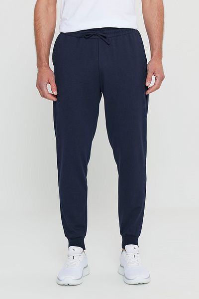 AC&Co / Altınyıldız Classics Bequeme Herren-Jogginghose aus Baumwolle in Marineblau – Standard-Passform, 2 Fäden mit Taschen