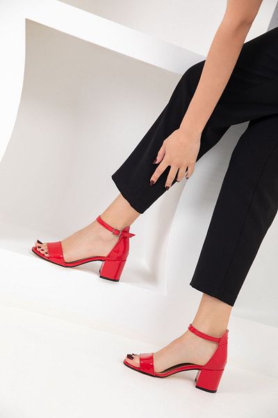 SOHO Klassische Damenschuhe mit Absatz aus rotem Lackleder 14529