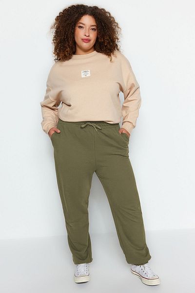 Trendyol Curve Leichte Khaki-Jogginghose in Übergröße – elastisches Bein TBBSS22EA0065