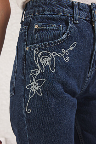 Trendyol Collection Blugi cu talie înaltă cu broderie albastră TWOSS25JE00188