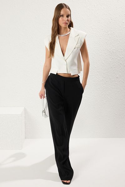 Trendyol Collection Weiße, übergroße, gewebte Weste mit Crop-Taschendetail TWOSS25YE00065