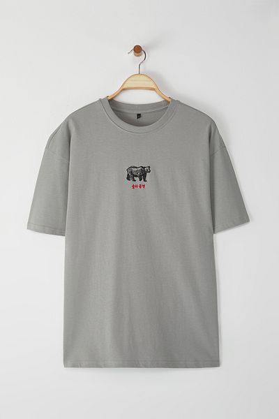 Trendyol Collection Γκρι υπερμεγέθη μπλουζάκι με κέντημα από μακριά Ανατολή και αρκούδα - 100% ύφασμα TMNSS24TS00055