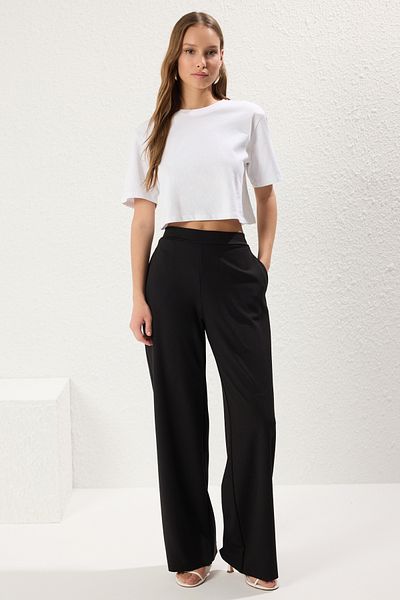 Trendyol Collection Schwarze Strickhose mit gerader Vorderseite und elastischem Rücken und hoher Taille TWOSS25PL00053