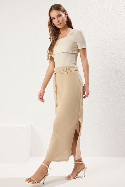 Trendyol Collection Maxi-Gurtbandrock in Leinenoptik mit seitlichem Schlitz und Steinkordelgürtel-Detail TWOSS25ET00124
