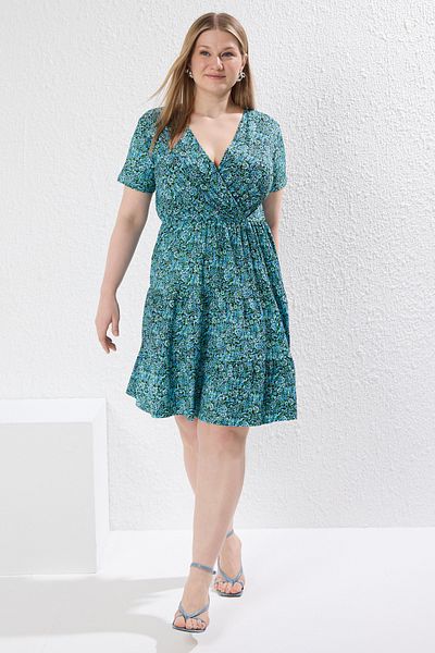 Trendyol Curve Petrolfarbenes, gestricktes Kleid mit V-Ausschnitt und Blumendruck in Übergröße TBBSS22EL1638