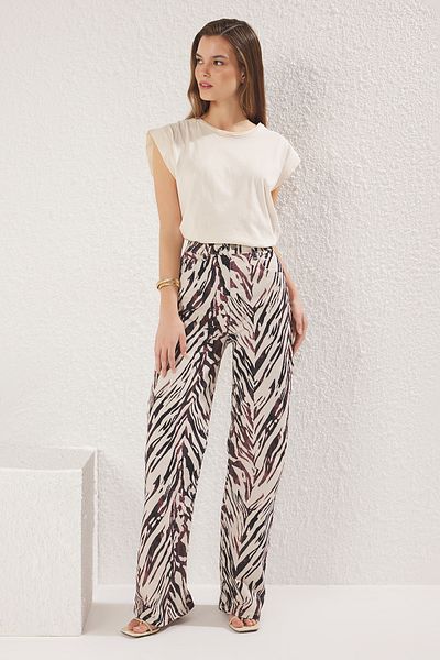 Trendyol Collection Braune Jeans mit Tiermuster und hoher Taille und weitem Bein TWOAW25JE00309