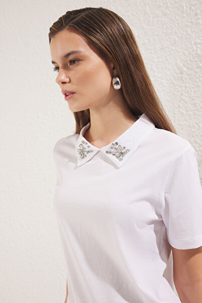 Trendyol Collection Λευκό πόλο λαιμόκοψη Λεπτομερές πλεκτό μπλουζάκι κανονικής/κανονικής εφαρμογής TWOSS25TS00052