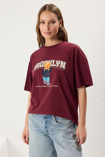 Trendyol Collection Weinrotes, 100 % Baumwoll-Teddybär-bedrucktes, übergroßes/breites, gestricktes T-Shirt mit Rundhalsausschnitt TWOSS24TS00065