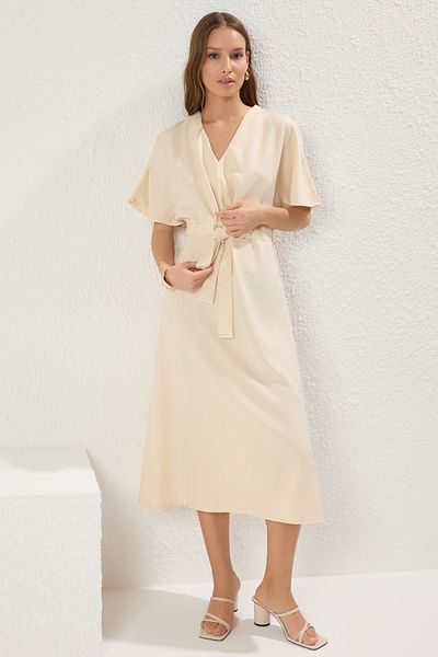 Trendyol Collection Gerades, elastisches Midi-Webkleid mit Steingürtel TWOSS23EL01543