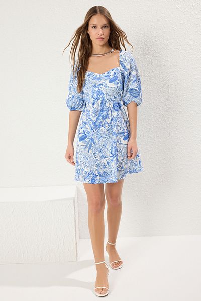 Trendyol Collection Hellblaues Minikleid mit Blumendruck und tiefem Rückenausschnitt TWOSS22EL1107