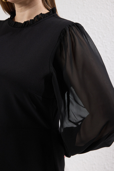 Trendyol Curve Czarna sukienka midi z szyfonu z rękawami i tkana w dużym rozmiarze TBBAW24AH00049