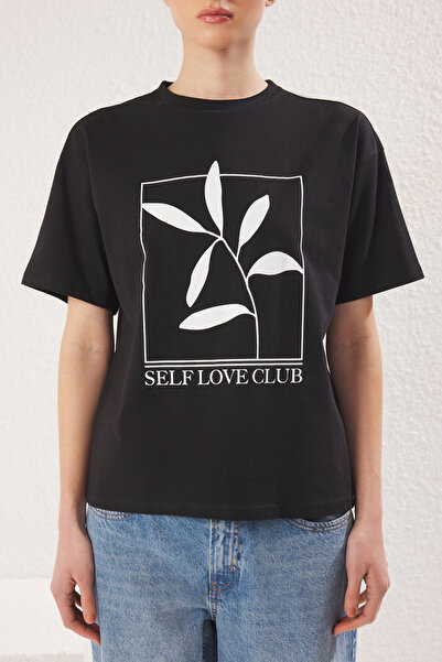 Trendyol Collection Μαύρο μπλουζάκι με λαιμόκοψη με στάμπα Relaxed Fit - 100% βαμβάκι TWOSS23TS00267