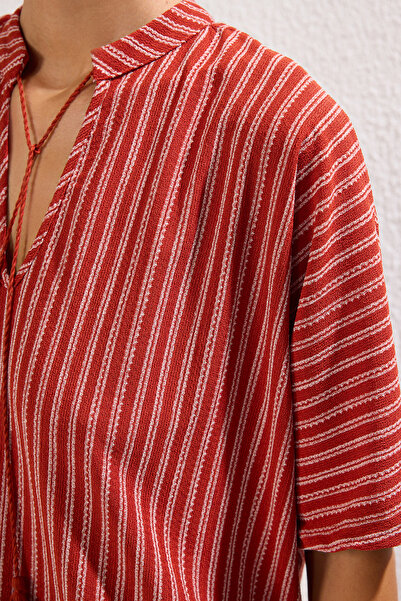 Trendyol Collection Hnědé proužkované mini plážové šaty s kravatou Wide Fit TBESS23EL00080