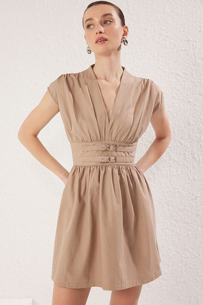 Trendyol Collection Μίνι υφαντό φόρεμα σε γραμμή Α με ζώνη καμήλας TWOSS25EL00146