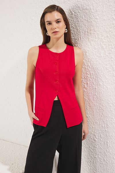 Trendyol Collection Red Fleto Pocket Detaillierte, körperbetonte, geknöpfte, reguläre Strickweste TWOSS25YE00031