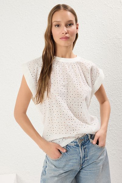 Trendyol Collection Pohodlné pletené tričko Ecru s podrobnými výšivkami - Twoss25Ts00089