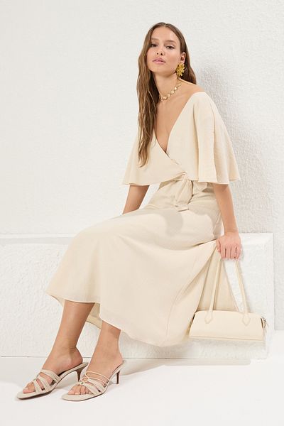 Trendyol Collection Beigefarbenes, zweireihiges, gewebtes Midi-Kleid im Leinen-Look mit zweireihigem Ausschnitt und Umhang TWOSS25EL00124