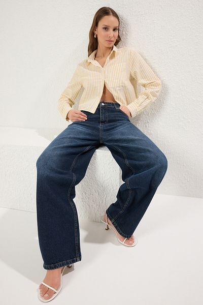 Trendyol Collection Gelb gestreiftes Crop Regular Boxy Mold Woven Shirt TWOSS25GO00106