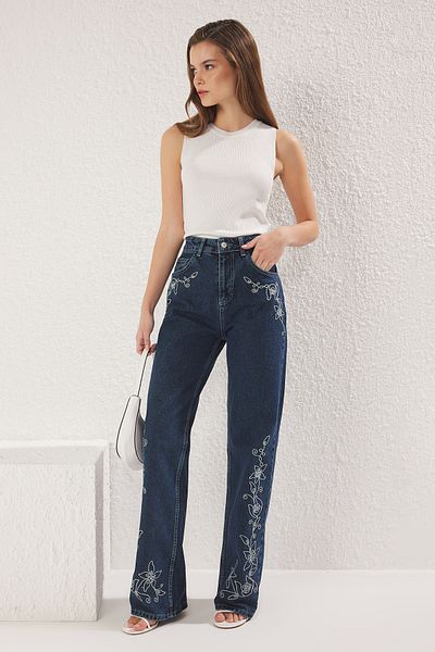 Trendyol Collection Blugi cu talie înaltă cu broderie albastră TWOSS25JE00188