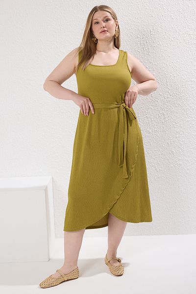 Trendyol Curve Ölgrünes, gewickeltes, gestricktes Kleid in Übergröße