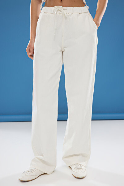 Trendyol Collection Λευκό ελαστικό τζιν με κανονική μέση φαρδύ πόδι TWOSS25JE00050