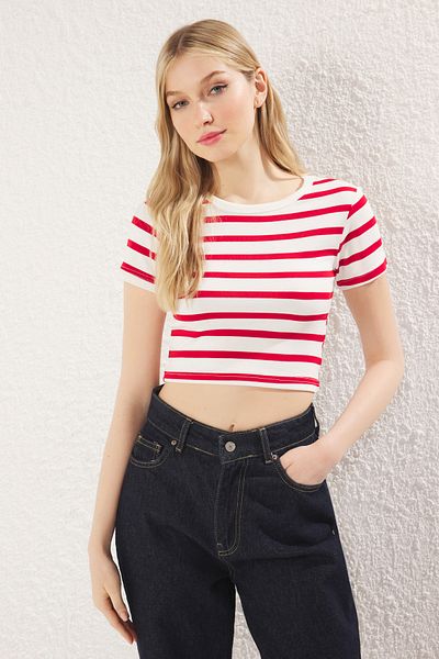 Trendyol Collection Dehnbarer, viskoser Stoff – rot gestreifte Crop-Bluse mit Rundhalsausschnitt TWOSS23BZ00198